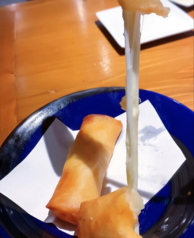 とろりと伸びる☆女性に大人気【のび〜るモッツァレラチーズの春巻き】はパクパクとお箸が進みます！の写真