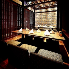 和の趣き溢れる店内は大人の為の落ち着いた雰囲気となっております。2名様~80名様までご利用可能な完全個室席は栄駅での接待や女子会、合コンなど各種宴会に最適なプライベート個室空間♪お得な宴会コースプランもご予算に合わせて3000円~用意。誕生日や記念日にお得なサプライズ特典もご用意。画像は系列店イメージです