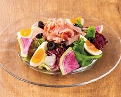 生ハムと半熟卵のシーザーサラダ