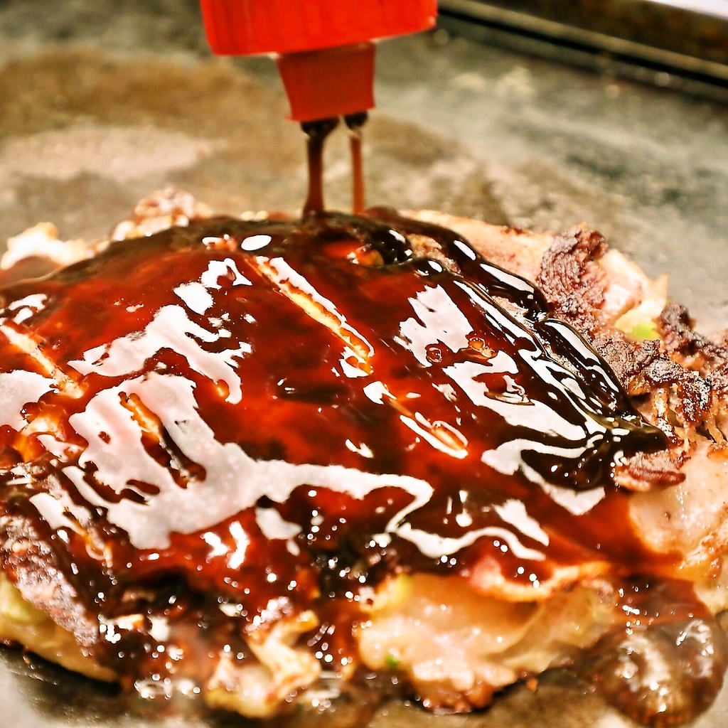 アツアツの鉄板の上で焼き上げたお好み焼きは絶品★セルフで焼くので楽しい♪自分好みに焼いてみて★