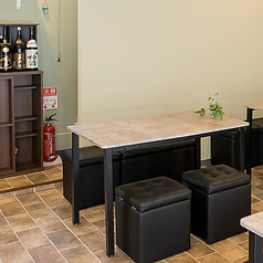 広々とした空間となっており普段のお食事から、宴会や飲み会といった大人数でも楽しめる店内が自慢となっています。大人数の場合は最大16席までテーブルを連結することができるようになっています！ぜひ、リーズナブルな価格で楽しめる割烹料理をワイワイしながらお楽しみください！