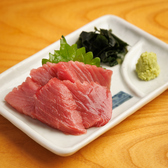 本マグロのぶつ切りは生の本マグロを仕入れているのですごくおいしいです◎ おいしい生の本マグロをお手頃価格で提供させていただいています。おいしいお食事とお酒をお楽しみください。