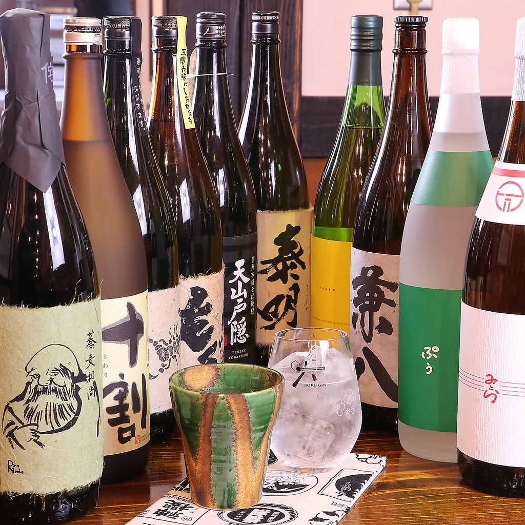 麦・芋・米、泡盛まで。蕎麦の香りを引き立てる銘酒を厳選。飲み比べで自分だけの一杯を発見。