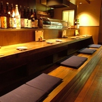 カウンターはゆったり楽しめるくつろぎスペース。2人でじっくり語れます。デートにおすすめのお席♪