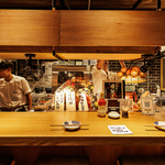 カウンター越しに楽しめる新鮮素材の炉端焼き