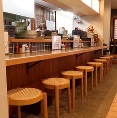 ライブ感が楽しめるカウンター席は8席完備。目の前で料理が作られる様子を楽しみながら、料理人との会話を楽しむ特別な空間です。