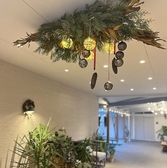 季節を感じるホテルエントランス