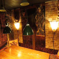 少人数から大人数まであらゆるシーンに対応できるテーブル席をご用意しております!3名様~座れるコンパクトなお席から、6名様で使える広めのお席まで、お客様に合わせたご案内が可能です◎しばしの間、時間を忘れ羽を伸ばせる大人の隠れ家的な空間。女子会・誕生日会・普段の気軽なお食事まで多彩な場面でご利用ください!