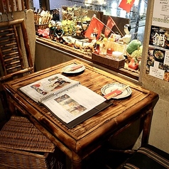 窓際のテーブルはキッチュなベトナム雑貨が沢山あります。