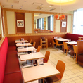 明るい雰囲気の店内はご家族でのお食事にもぴったりです！