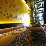 和の雰囲気漂う、玄関のアプローチからあなたを特別な時間へと誘います