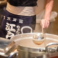 江戸沢部屋のソップ炊きで、毎朝炊き出した鶏ガラスープと当店の秘伝の塩を組み合わせで完成します。