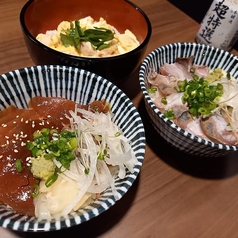 親子丼2種、海鮮丼5種のコンボでご用意。お新香味噌汁付