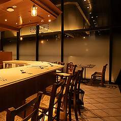カウンター席では、スタッフとの会話や他のお客様との出会いや交流が生まれることがよくあります。常連さんとの会話や新しい友達との出会いが、より楽しい夜を演出します！