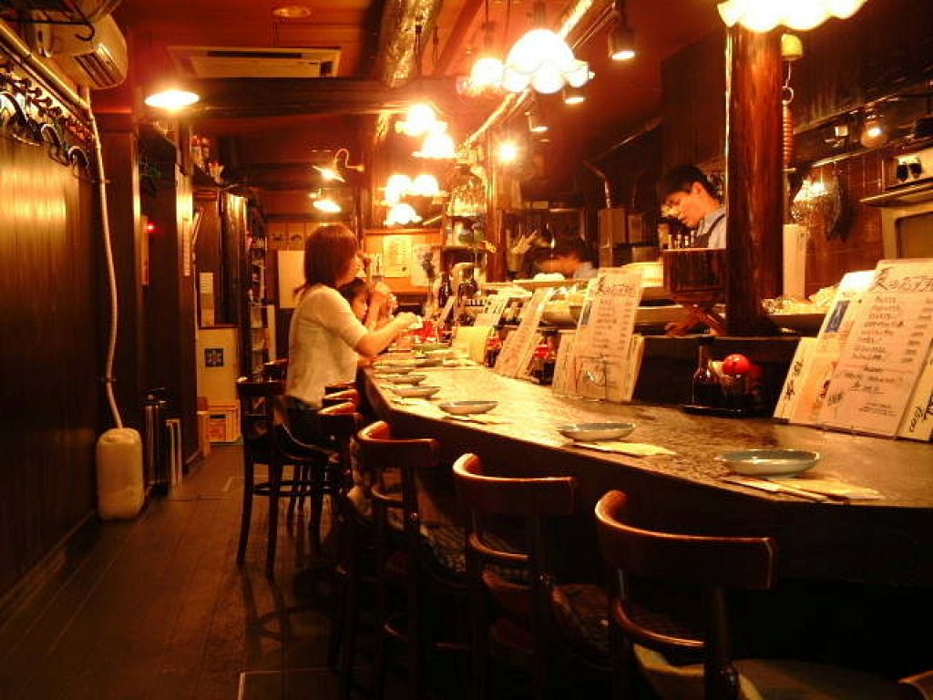 まず目に入るのはロングカウンター。デート使いや、スタッフとの会話を楽しみたい人にオススメ♪