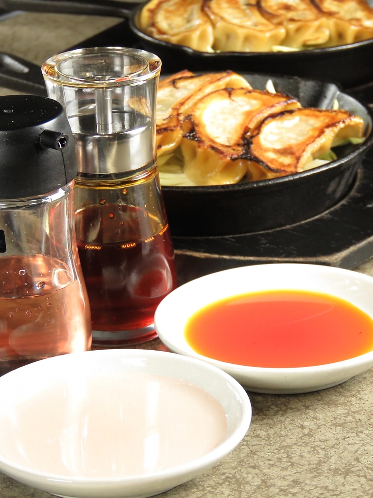 自家製のピリリと香ばしいラー油とフルーティーな「楼酢」がこだわりで、餃子や料理に絶妙にマッチ！