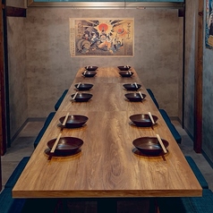 木の温もりを活かしたテーブルが並ぶ空間は、大人数の宴会にも最適!心までほっこり癒してくれます!接待や記念日、ご家族との団らんにも最適な空間です!