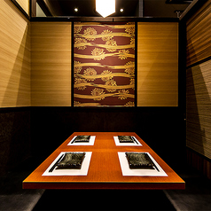 雅な和柄の装飾が映える洗練された扉付き個室！上品な木目調の壁と、華やかさを添える金×赤のアートパネルが、大人の和モダンな雰囲気を演出！デートや接待はもちろん、記念日、女子会にも最適です！