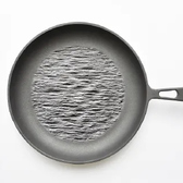 文化的価値も高い近代の「鋳物」。えんで使う鋳物の特別なフライパンは保温性と熱伝導率の高さにより、牛肉の旨味成分であるイノシン酸は2.25倍！グルタミン酸は2倍！またコーティングを一切使わず無塗装の鋳型は塗装が剥がれる心配もなく安心安全。