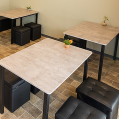 4人で座れる正方形のテーブル席を４つ、ご用意しております！正方形となっているため、どの席に座っていても、誰とでも話がしやすい状態となっています。ご家族でのお食事や、会社宴会のような団体様でのご利用でも楽しくお話ができるアットホームな空間となっています。