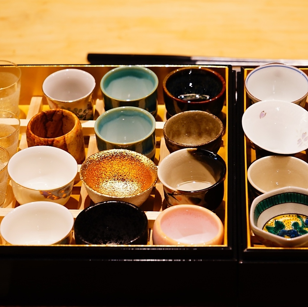 料理の味を一段と深める厳選の日本酒。人気の銘柄はもちろん、期間限定酒などもご用意しております！