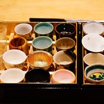 料理の味を一段と深める厳選の日本酒。人気の銘柄はもちろん、期間限定酒などもご用意しております！