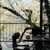 鴨川沿いのロケーション河原町より徒歩3分。鴨川を眺めながらお食事ができるお席もあります。春は桜もおたのしみいただけます。京都散歩の途中に、京都観光に是非お立ち寄りくださいませ。