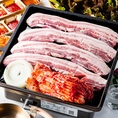 冷凍ではない“生”の豚バラ肉を使った、本場スタイルのサムギョプサル。しっとりとした肉質と、ジューシーで深い旨みが特長。「生」だからこそ味わえる柔らかさと香ばしさを、専用鉄板で焼き上げ、外はカリッと、中はしっとりと仕上げます。