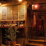 温かな光が広がる路地裏の隠れ家。こだわりの銘柄ワインとおしゃれな空間が魅力。