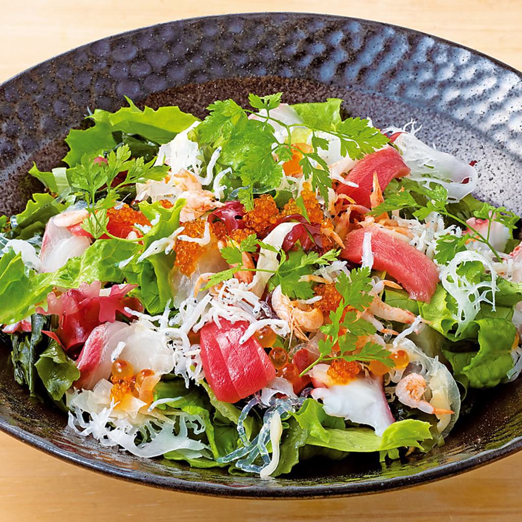 彩豊かな旬の海鮮×新鮮野菜のサラダは、栄養や美容意識の高いお客様に好評♪シェアして食べても◎