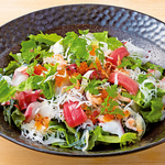 彩豊かな旬の海鮮×新鮮野菜のサラダは、栄養や美容意識の高いお客様に好評♪シェアして食べても◎
