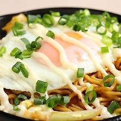 焼きそば目玉焼きのせ