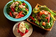 女子会に大人気◎季節の果物と生ハムのさっぱりサラダ♪