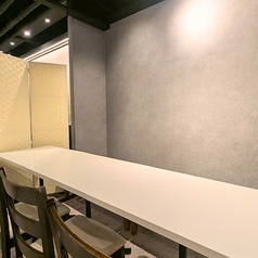 パーテーションで仕切ることで、半個室のような空間にも対応可能です。少人数の集まりに最適です。