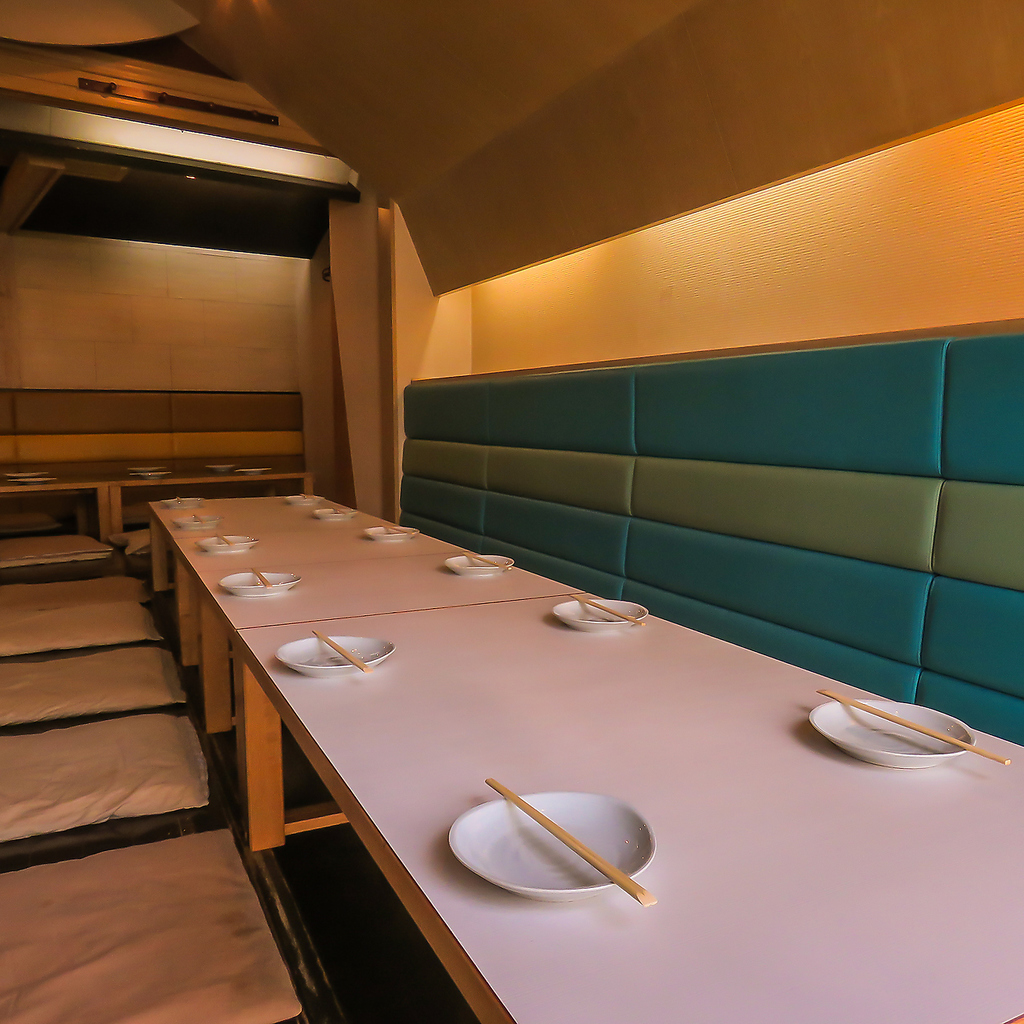 2階は全席掘りごたつ、日～木は25名以上で貸切利用できる宴会に最適な空間でゆっくり過ごせます