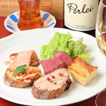 彩り豊かな前菜と銘柄ワインの共演。レバームースや生ハムなど、お酒が進む逸品が揃う贅沢な一皿。