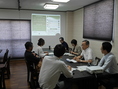 【団体様でも歓迎】最大25名様まで収容可能な広々とした空間は、団体様でのご利用にも最適です。プロジェクター等を利用したお集まりやイベントの打ち上げなど、様々な用途に対応可能。皆様でワイワイと楽しい時間をお過ごしください。