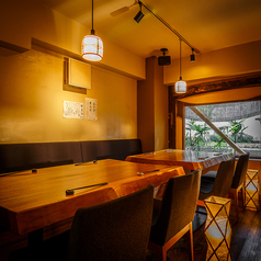 【三百五十年杉の一枚板テーブル使用】木の温もり溢れる贅沢な個室。