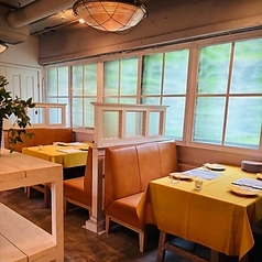 【2F】ゆったりと過ごせるソファー席。お仕事の合間のランチや、アニバーサリーでのお祝いにご利用ください(2~4名様利用可)