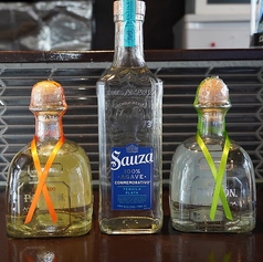 【カウンター席】中南米料理を気軽に楽しめるシンプルで心地よいスペースです。キッチンの臨場感を感じながら、ひとり飲みや少人数でのサクッと利用に最適。スタッフとの距離も近く、おすすめ料理やドリンクを相談しながら楽しめるのも魅力のひとつです。自分のペースでゆったりと過ごせる人気のお席です。