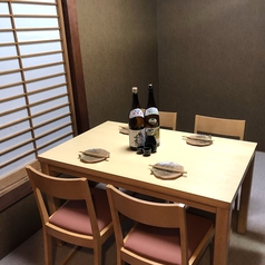 4名様～6名様掛けのテーブル席は、会社帰りのサク飲みや女子会におすすめ♪ 