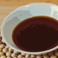 【こだわりの調味料】シャリとネタをつなぐ中核をなすのが「甘味」の醤油。お肉を一番美味しく召し上がっていただくため、ヤマサ醤油と「肉寿司醤油」を共同開発致しました。世界で初めて旨味の相乗効果を発見したヤマサ醤油×お肉に一番合う調味料を編み出す肉寿司。独自開発のやや甘めの返し醤油でシャリと馬肉が一体に。
