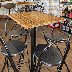 4名様テーブルが3席ございます。