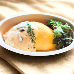 ホワイトソースのオムライス