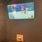 モニターを3台設置。お酒を飲みながらスポーツ観戦もして頂けます。もちろんリクエストも可