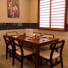 落ち着きのある広いテーブル席は6名様までご利用可。仲間や家族と、ちょっとしたお集まりに最適です。