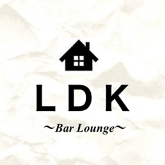 【草薙駅すぐ】最大50名様迄の貸切OK！木の温もりを感じる開放的なお洒落空間は、結婚式の二次会や会社宴会に最適です。大型プロジェクターや音響設備も完備し、主役を輝かせる演出を徹底サポート。地産地消の創作料理と多彩なドリンクを囲み、大切な仲間と心ゆくまでアットホームな宴を。