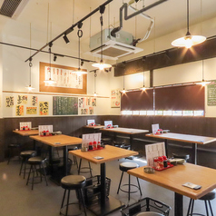 明るい木目調の店内。どこか懐かしさを感じる店内で自慢の餃子とお酒をお楽しみください。