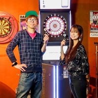 ダーツだけではなくお酒も提供、スタッフとの勝負も！