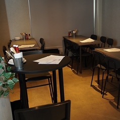 【2名様向けハイカウンター席】カジュアルに食事やドリンクを楽しめる、コンパクトで使い勝手の良いハイカウンター。友人同士はもちろん、カップルでのご利用にもぴったりです。周囲を気にせず“さっと食事”をしたい時や“軽く一杯”楽しみたい時にも最適。短時間の利用にも便利な、気軽に立ち寄れる席タイプです。